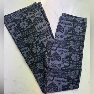 Zoe + Liv Graphic Yoga Pants – Size Small